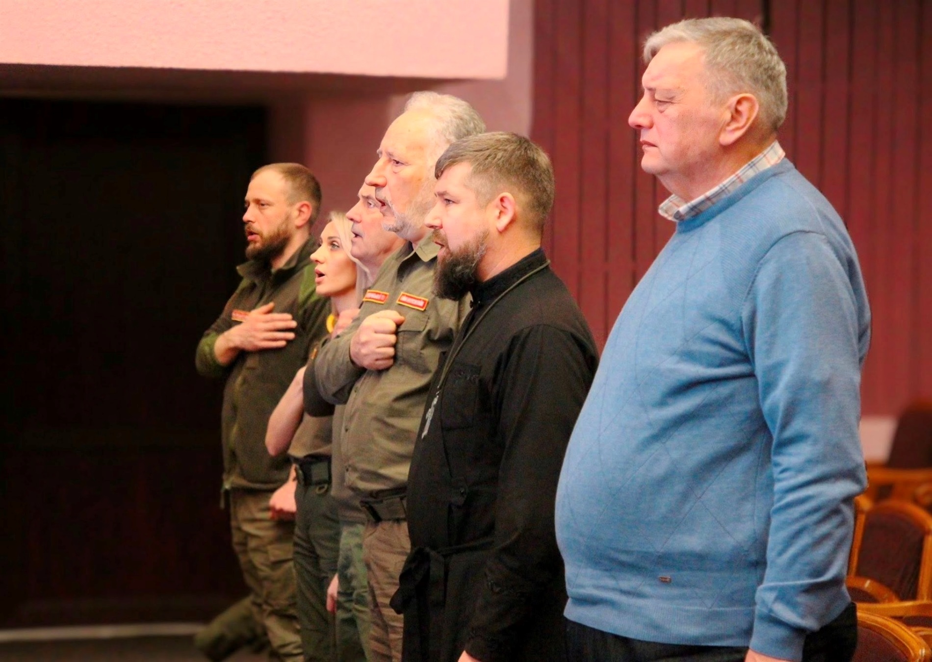 У Нетішині дітям полеглих воїнів вручили пам’ятні кулони-обереги «Батьківське серце»