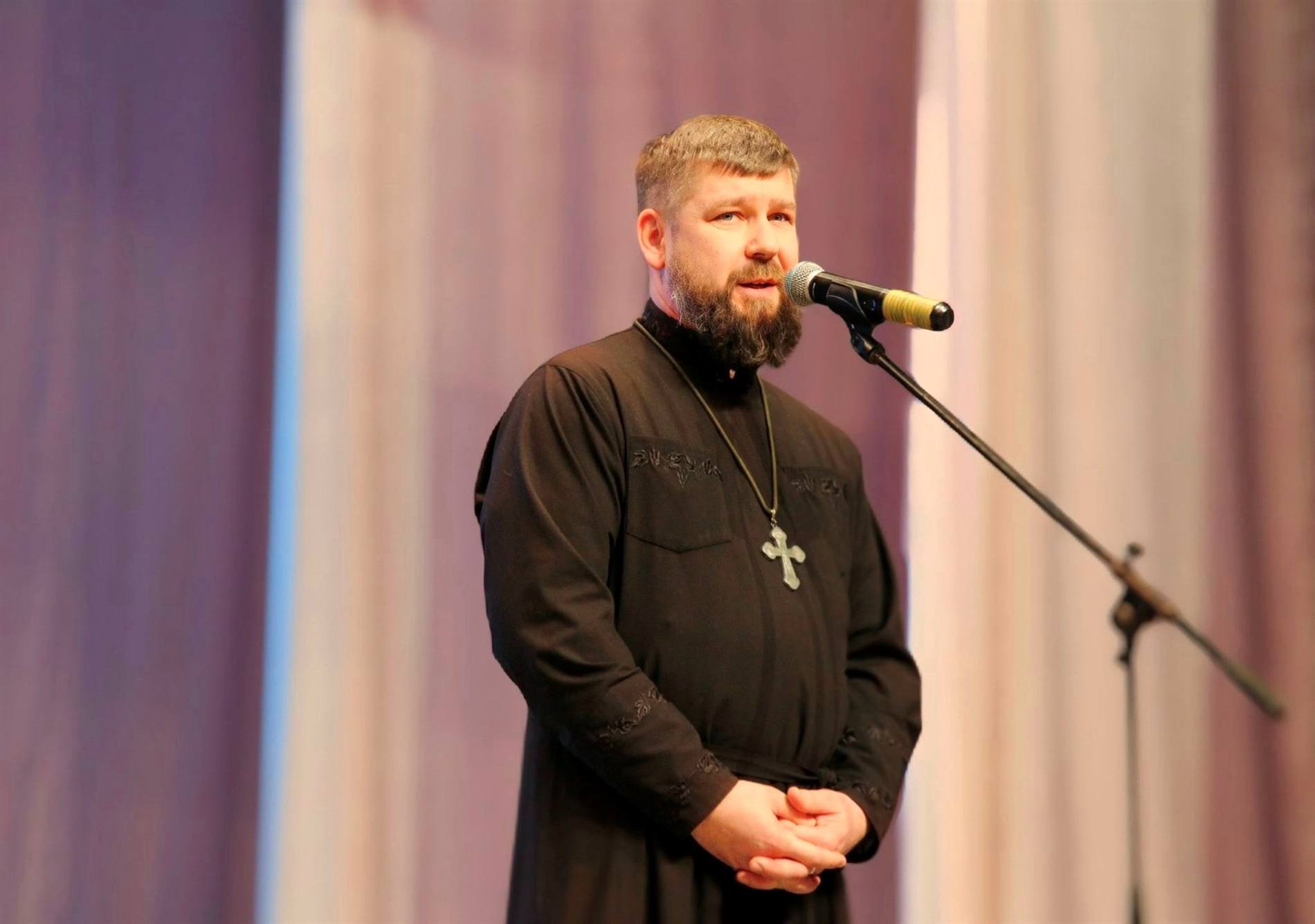 У Нетішині дітям полеглих воїнів вручили пам’ятні кулони-обереги «Батьківське серце»