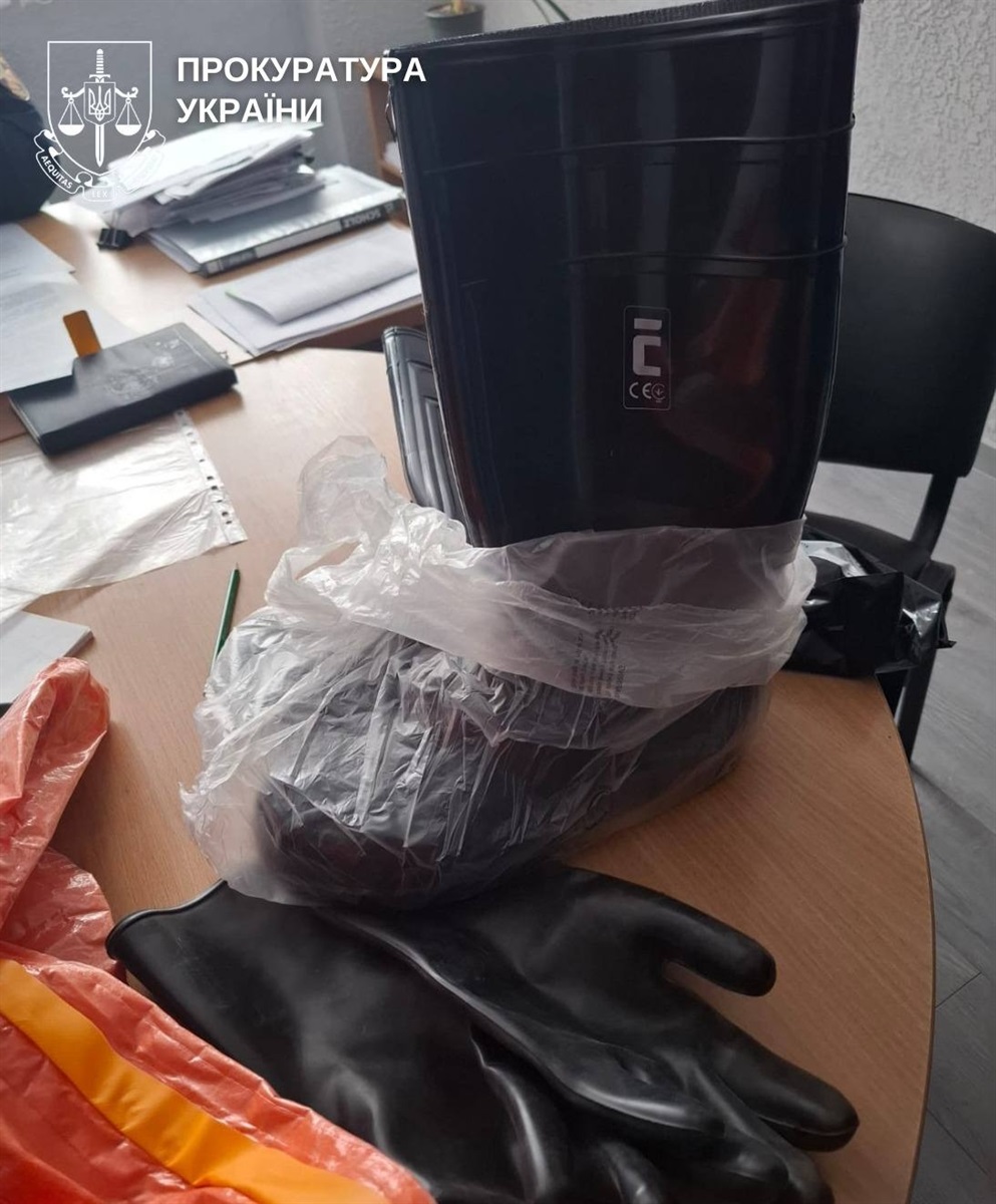 Керівництво ДСНС Хмельниччини підозрюють у закупівлі неякісних костюмів на мільйони гривень