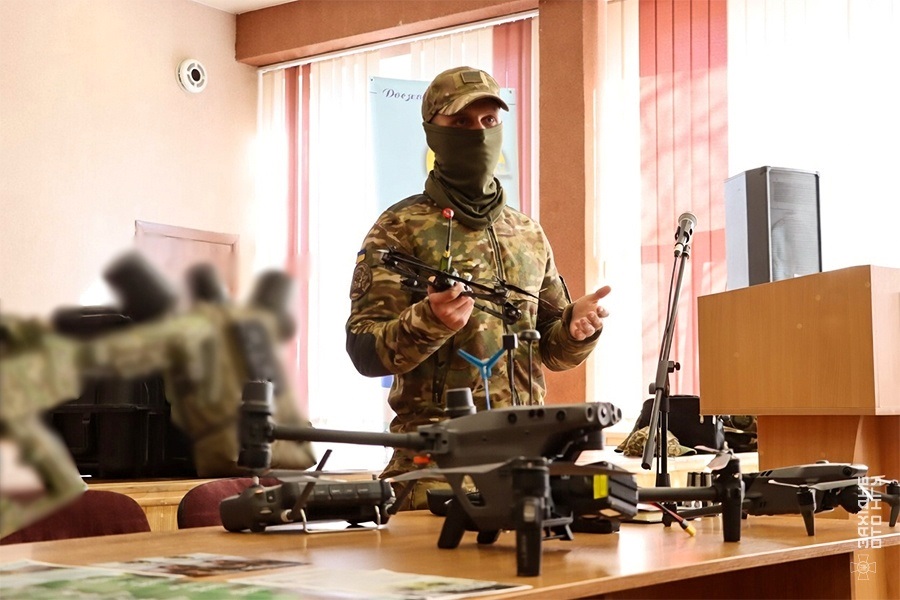 Незвичний урок: нетішинські нацгвардійці познайомили ліцеїстів з сучасними військовими технологіями