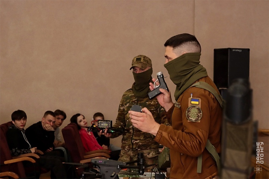 Незвичний урок: нетішинські нацгвардійці познайомили ліцеїстів з сучасними військовими технологіями