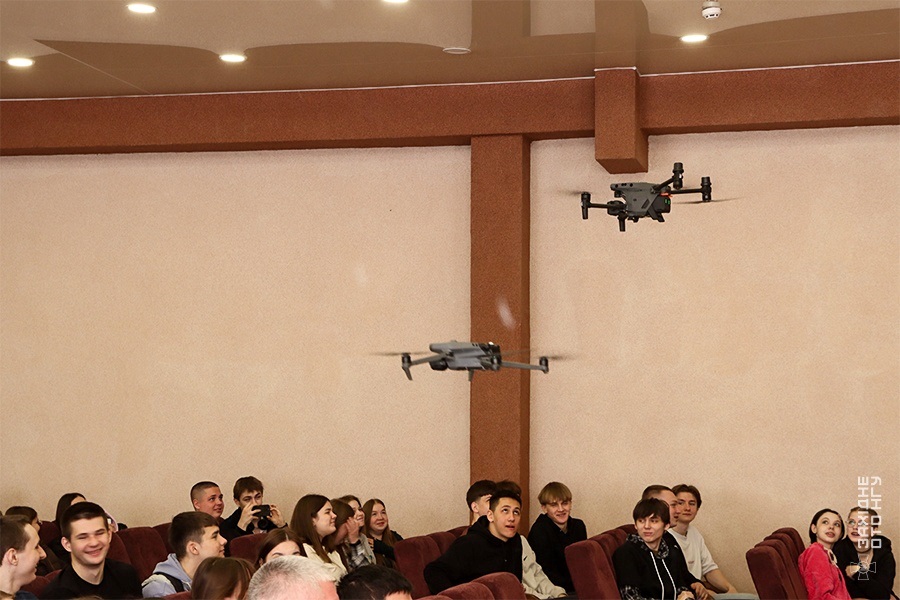 Незвичний урок: нетішинські нацгвардійці познайомили ліцеїстів з сучасними військовими технологіями