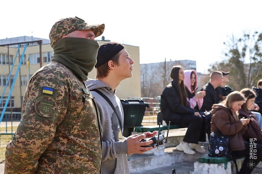 Незвичний урок: нетішинські нацгвардійці познайомили ліцеїстів з сучасними військовими технологіями