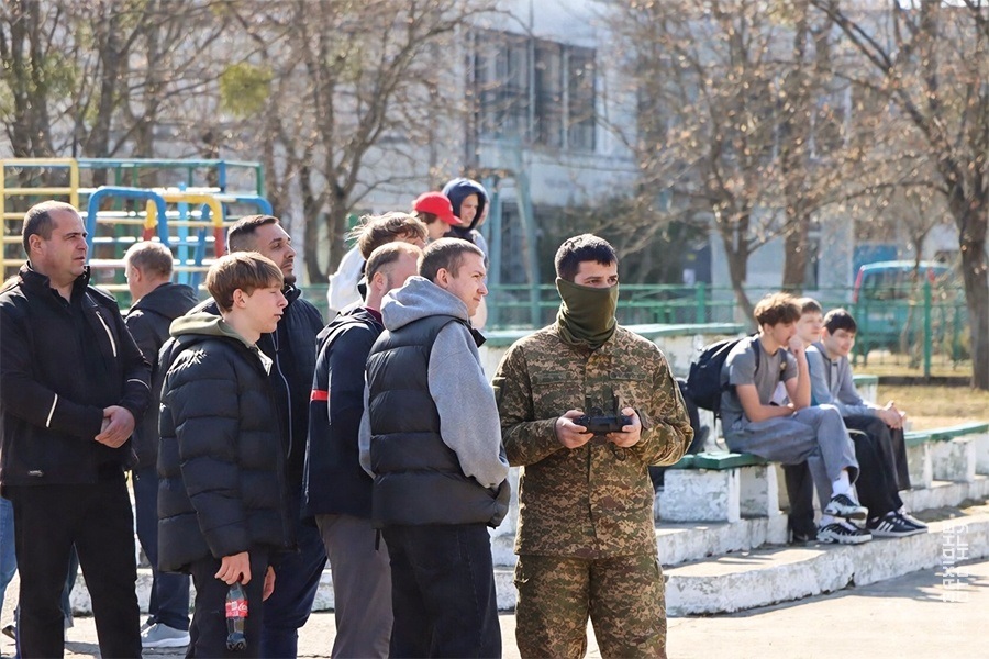 Незвичний урок: нетішинські нацгвардійці познайомили ліцеїстів з сучасними військовими технологіями