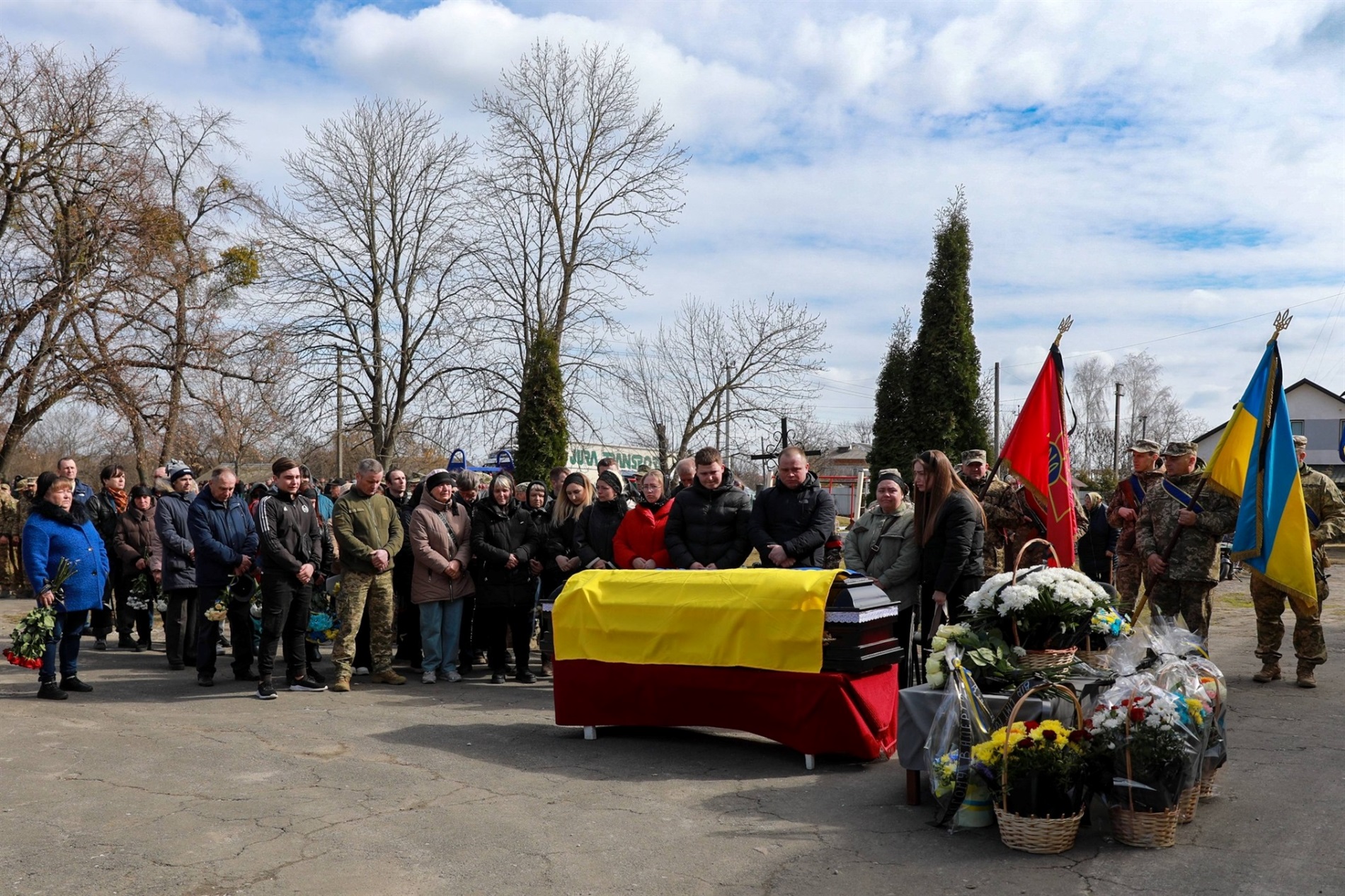 У Нетішинській громаді провели в останню дорогу воїна Валерія Пилипчука