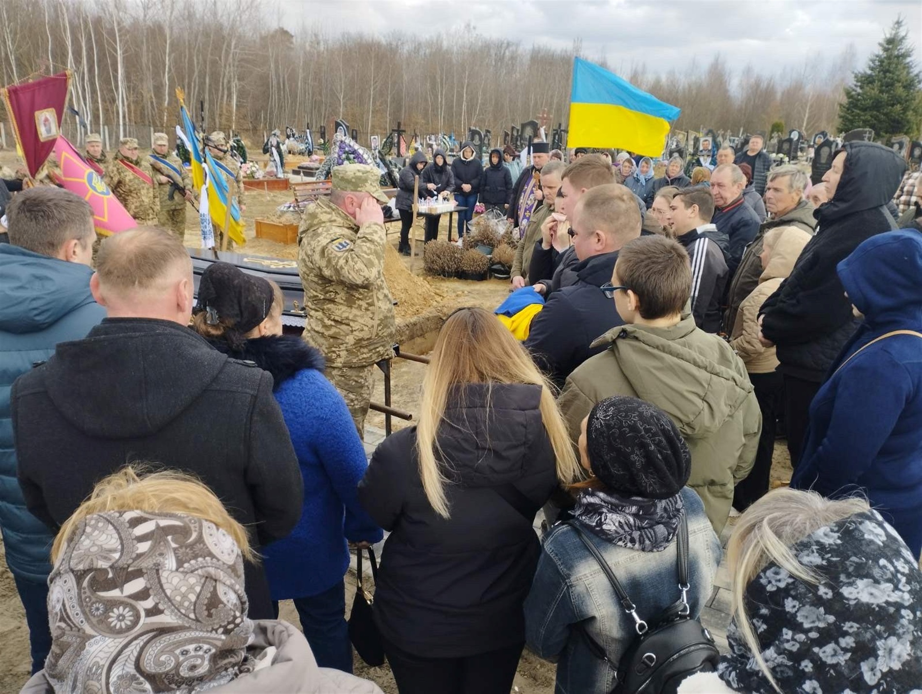 У Нетішинській громаді провели в останню дорогу воїна Валерія Пилипчука