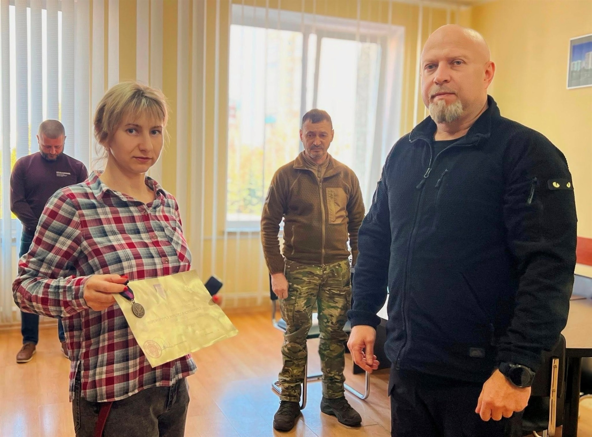 Нагорода, за якою подвиг і віра: дружині безвісти зниклого захисника з Нетішина передали відзнаку