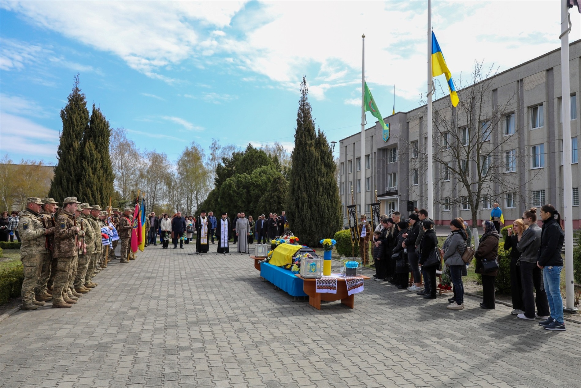 Чотири місяці рідні жили між надією і болем: Нетішин провів у засвіти Героя Володимира Баришнікова