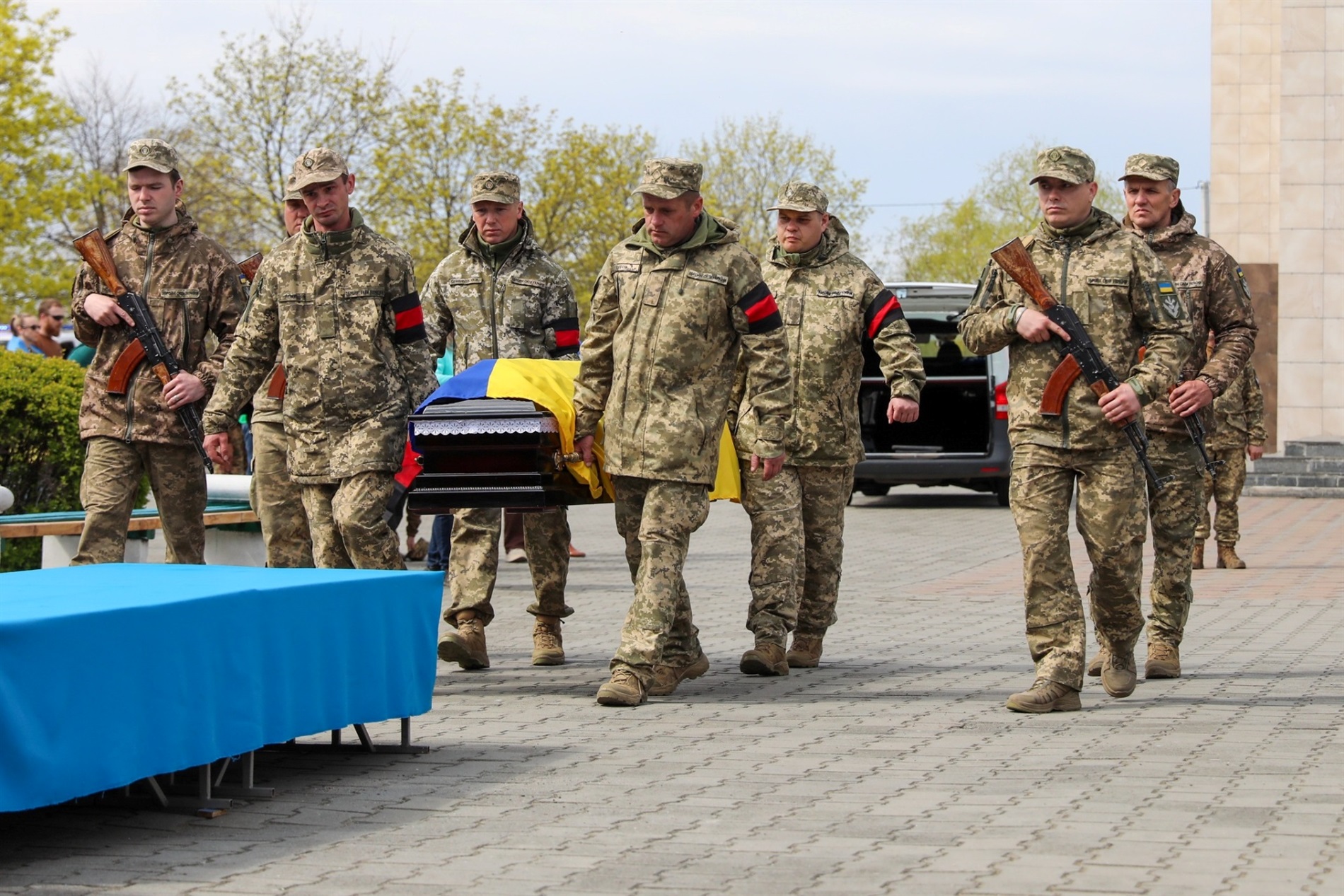Чотири місяці рідні жили між надією і болем: Нетішин провів у засвіти Героя Володимира Баришнікова