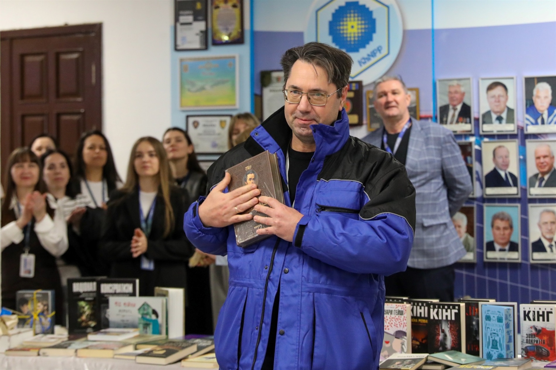 «Читаємо – допомагаємо»: на ХАЕС відбувся благодійний книжковий захід на підтримку ЗСУ