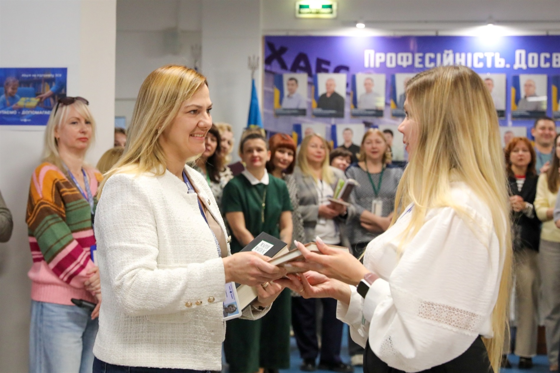 «Читаємо – допомагаємо»: на ХАЕС відбувся благодійний книжковий захід на підтримку ЗСУ