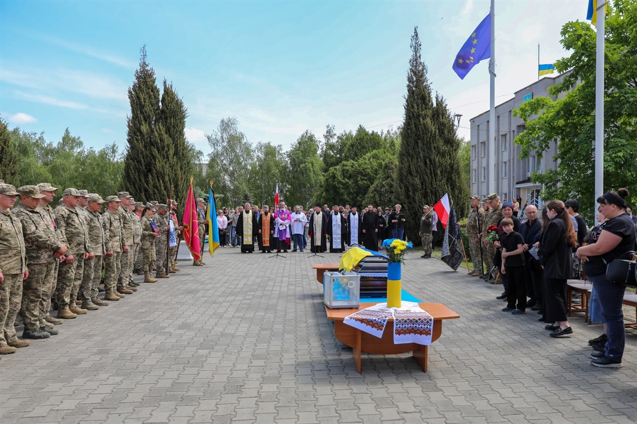 Остання дорога Героя: Нетішин провів у вічність Романа Шатковського