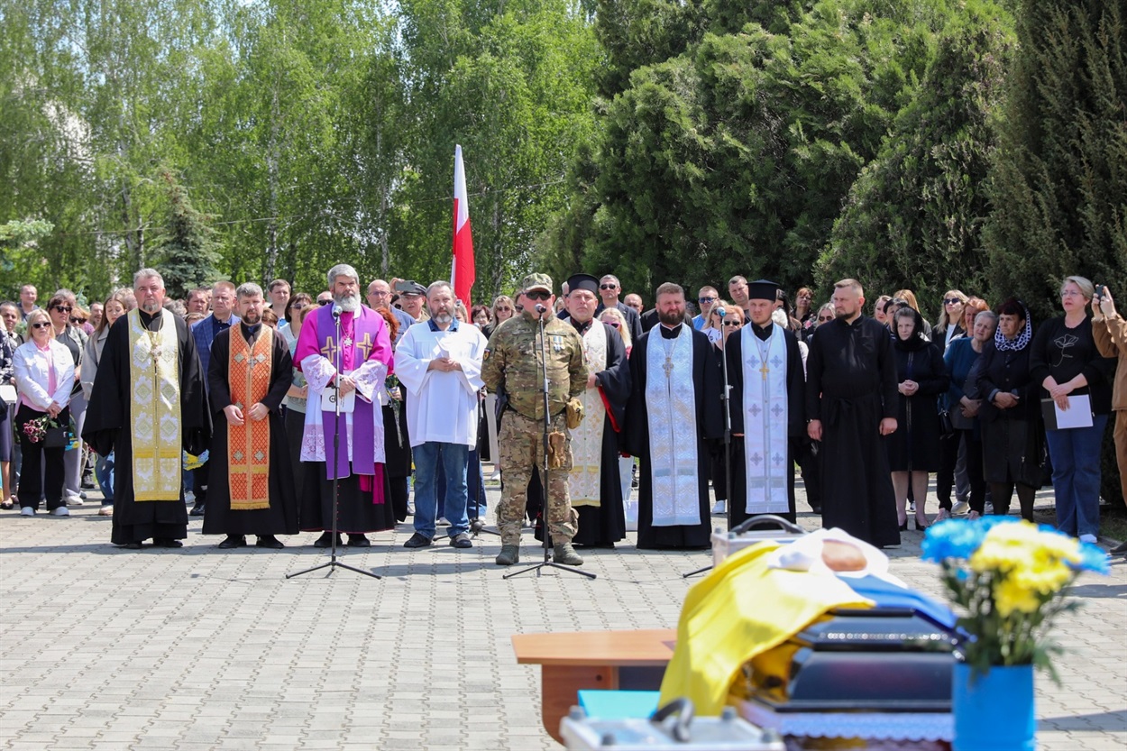 Остання дорога Героя: Нетішин провів у вічність Романа Шатковського