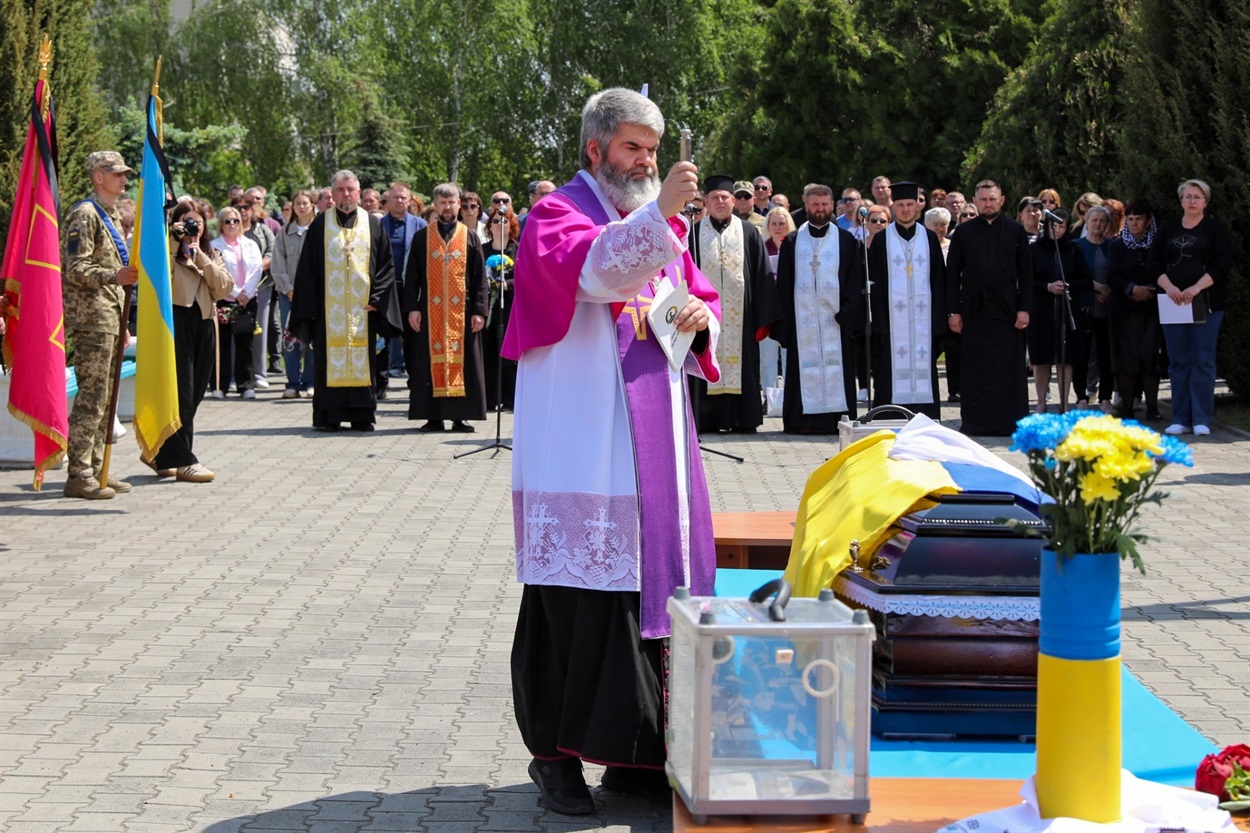Остання дорога Героя: Нетішин провів у вічність Романа Шатковського