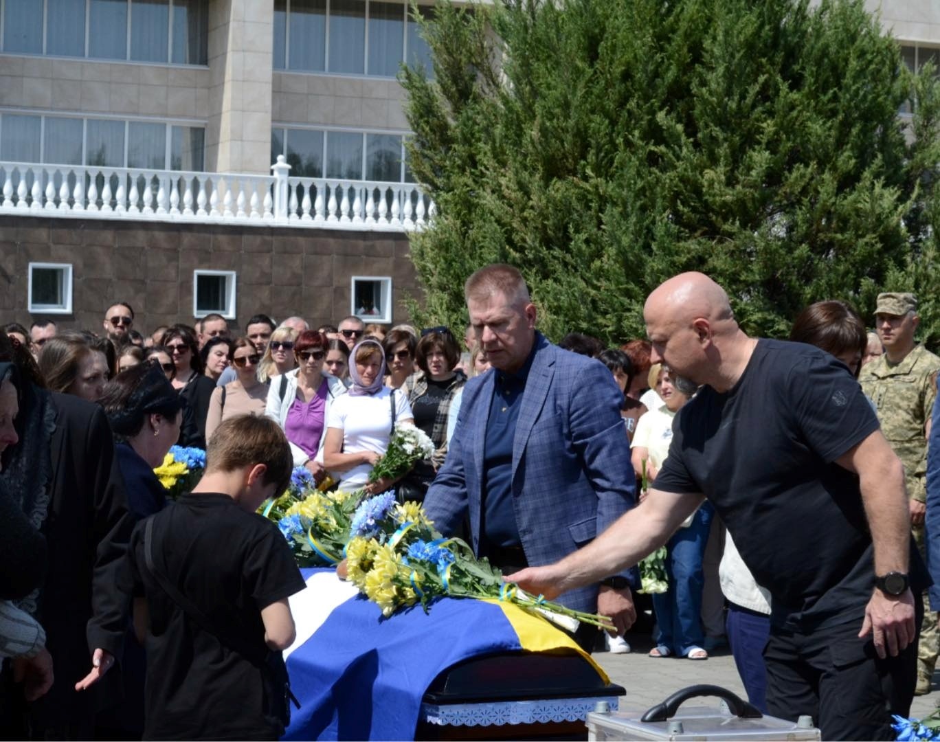 Остання дорога Героя: Нетішин провів у вічність Романа Шатковського