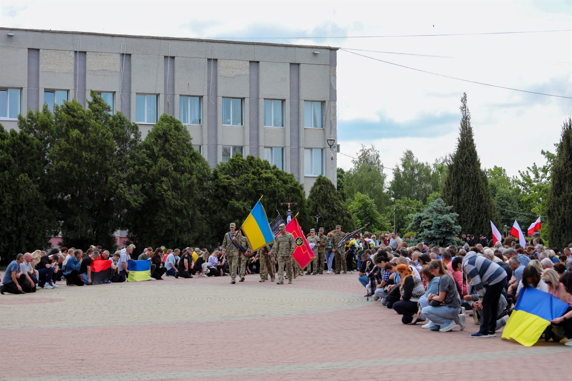 Остання дорога Героя: Нетішин провів у вічність Романа Шатковського