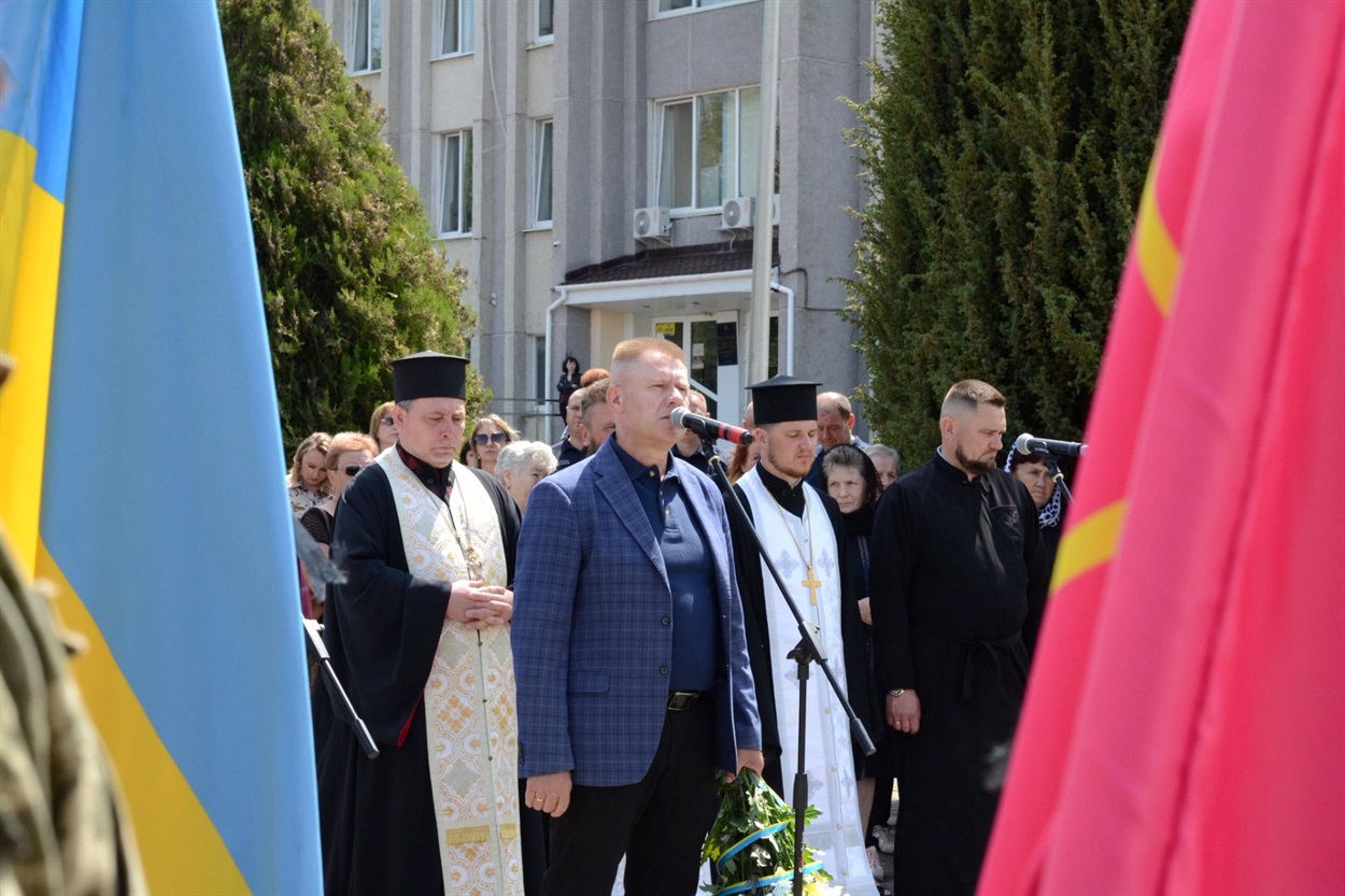 Остання дорога Героя: Нетішин провів у вічність Романа Шатковського