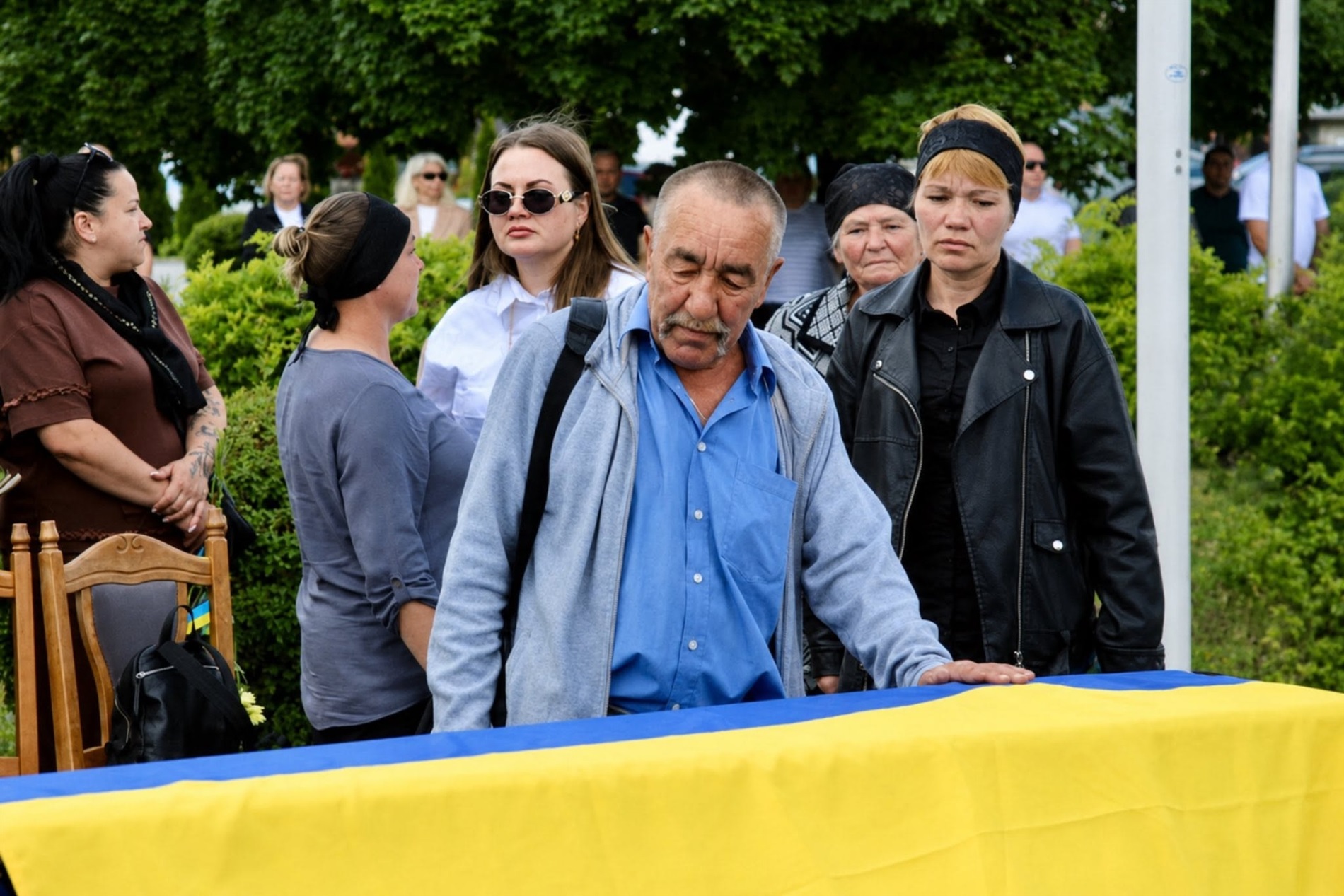 Герой повернувся додому: Нетішинська громада провела в останню путь захисника Олега Огневюка
