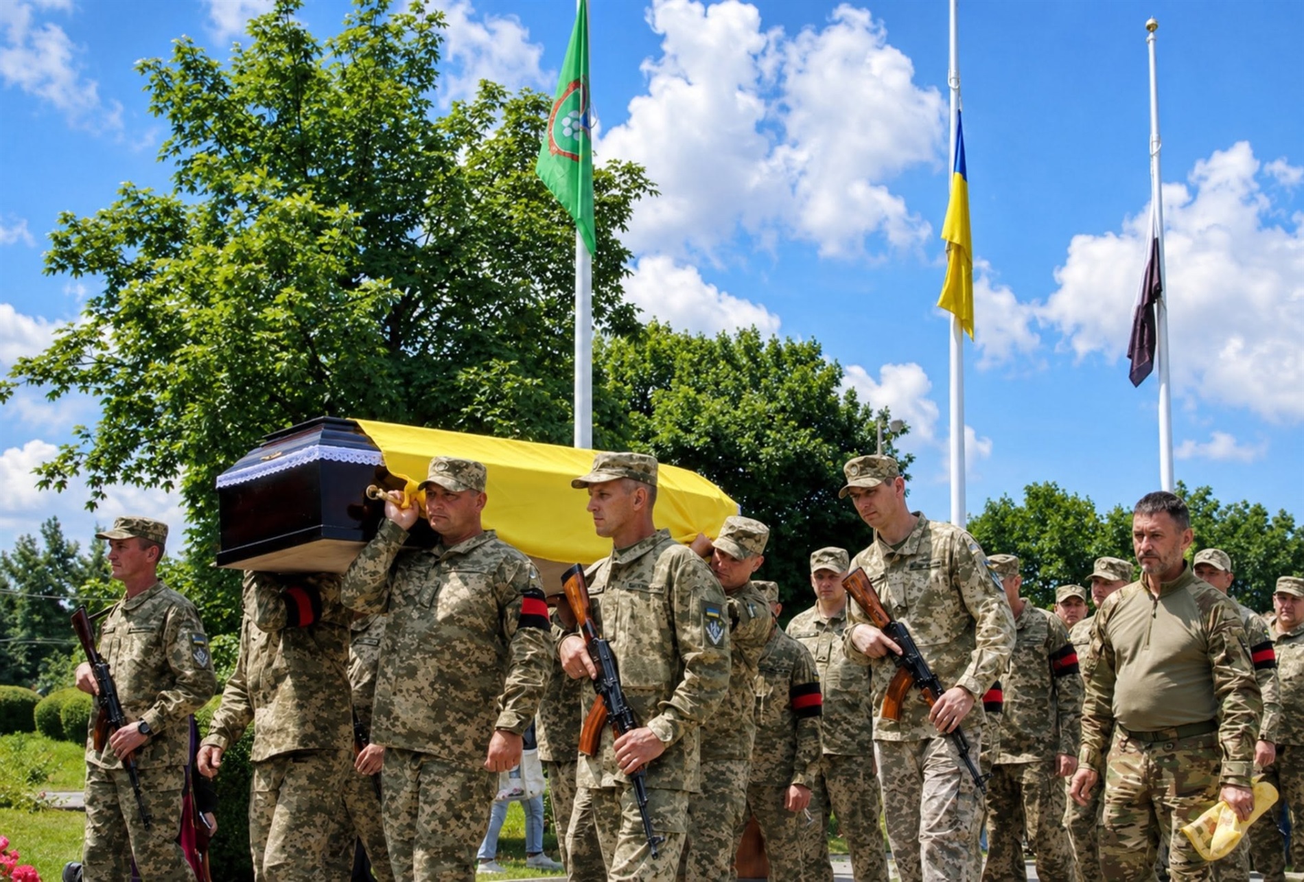 Герой повернувся додому: Нетішинська громада провела в останню путь захисника Олега Огневюка